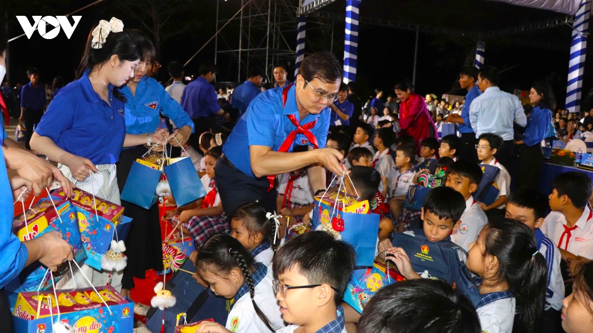 cac em nho ron rang xuong pho ruoc den dem trung thu hinh anh 9
