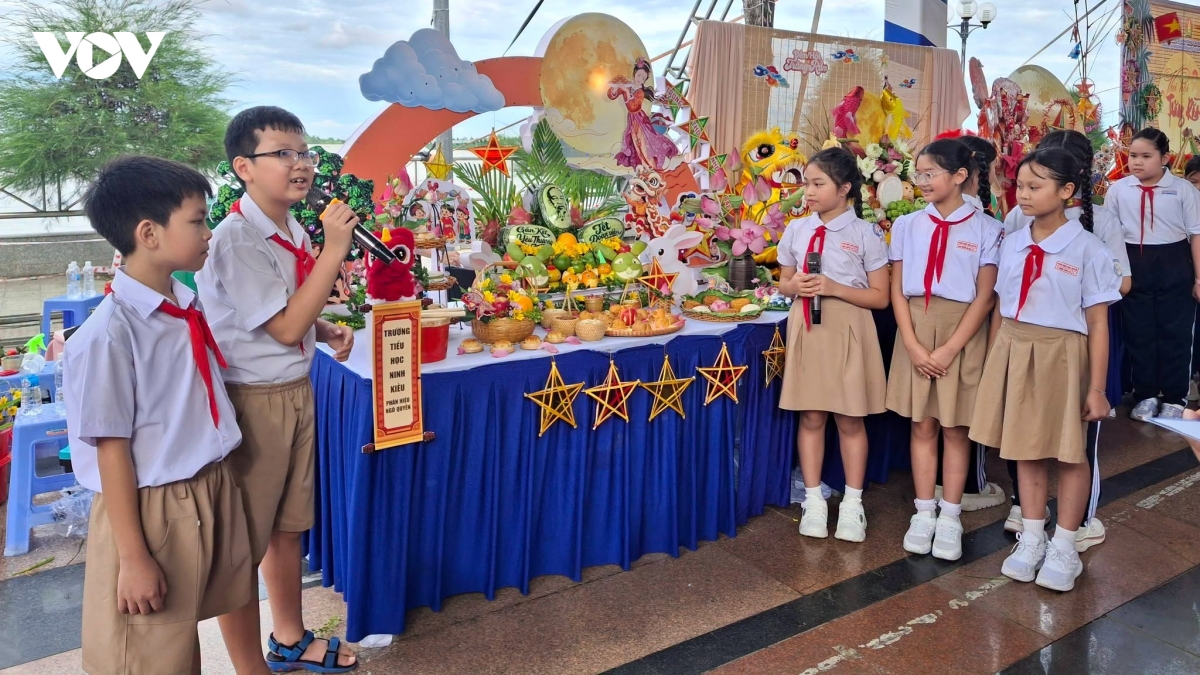 cac em nho ron rang xuong pho ruoc den dem trung thu hinh anh 10
