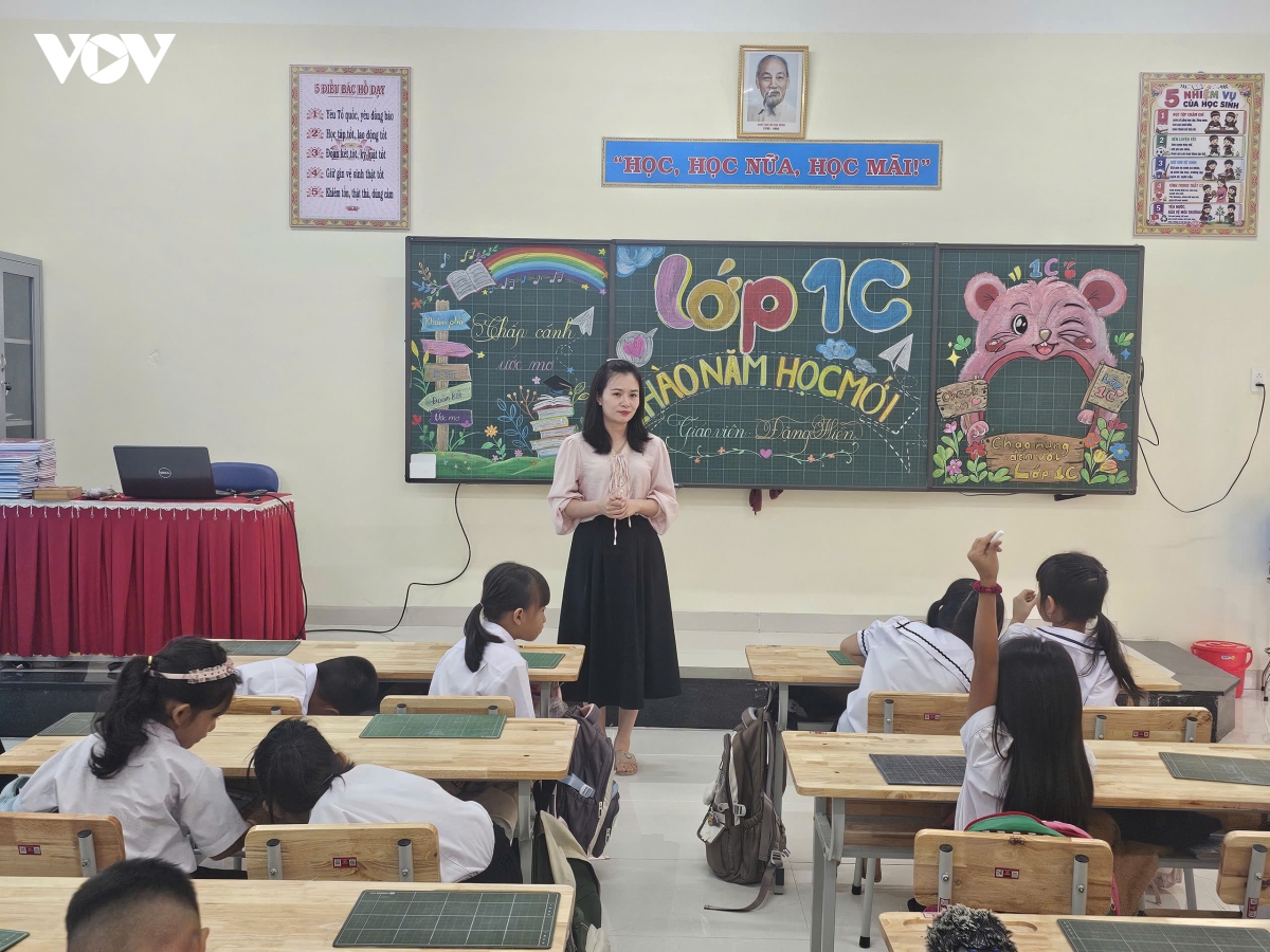 cham soc ban tru hoc sinh lop 1 o truong lien cap vung bien gioi quang ngai hinh anh 5