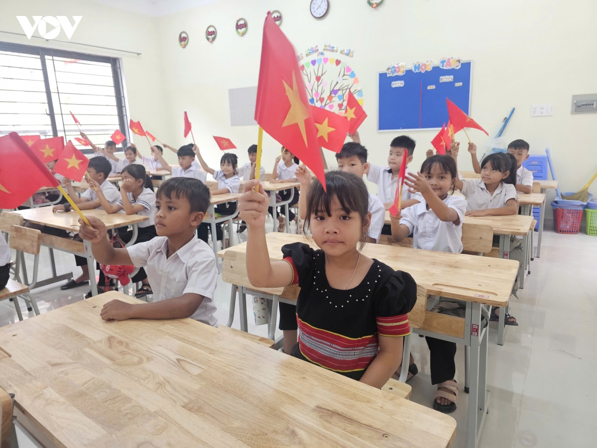 cham soc ban tru hoc sinh lop 1 o truong lien cap vung bien gioi quang ngai hinh anh 6