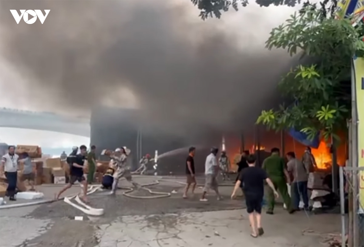 hien truong vu chay tai cang ha noi thieu rui nhieu tai san hinh anh 1