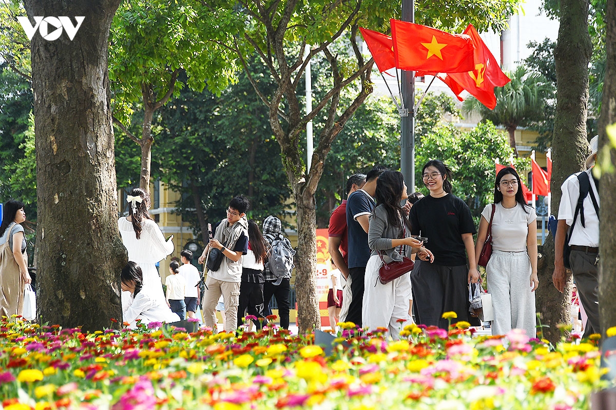 du khach, nguoi dan no nuc check-in, tham quan di tich tai ha noi dip nghi le 2 9 hinh anh 1