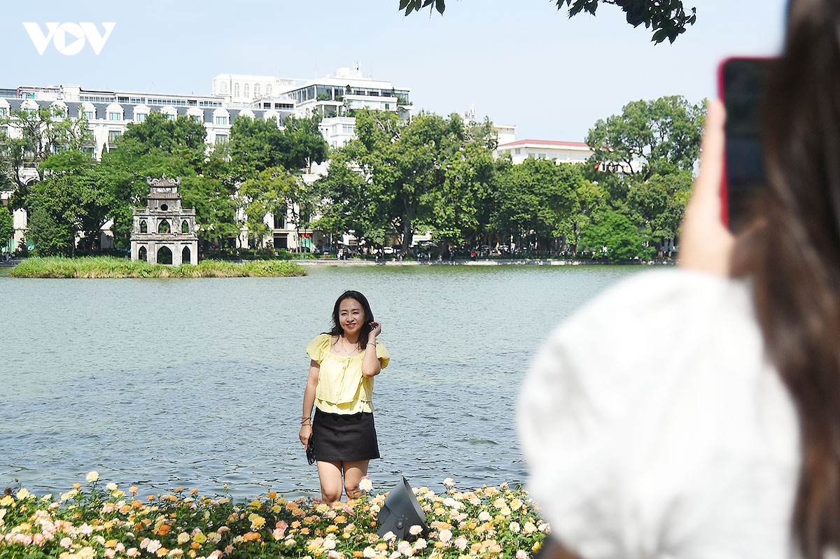 du khach, nguoi dan no nuc check-in, tham quan di tich tai ha noi dip nghi le 2 9 hinh anh 2