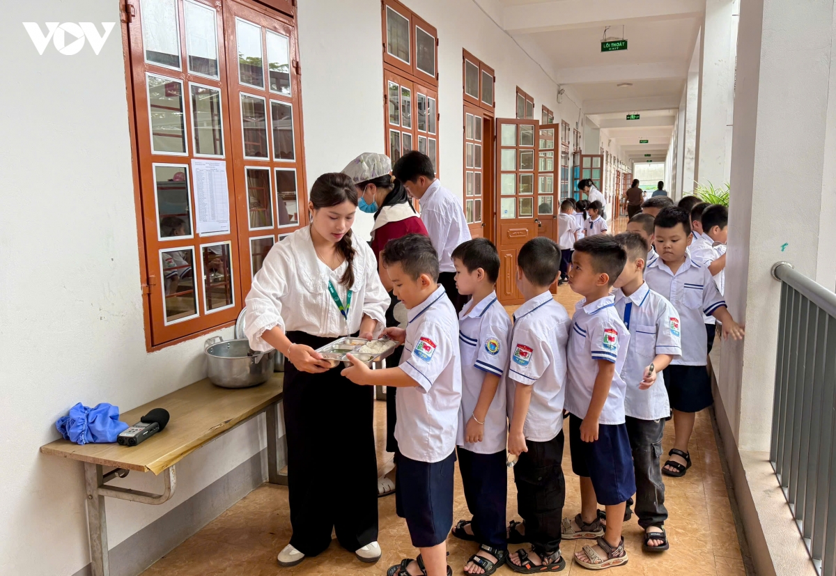 nha truong giam sat, phu huynh dong hanh cung bua an ban tru hinh anh 1