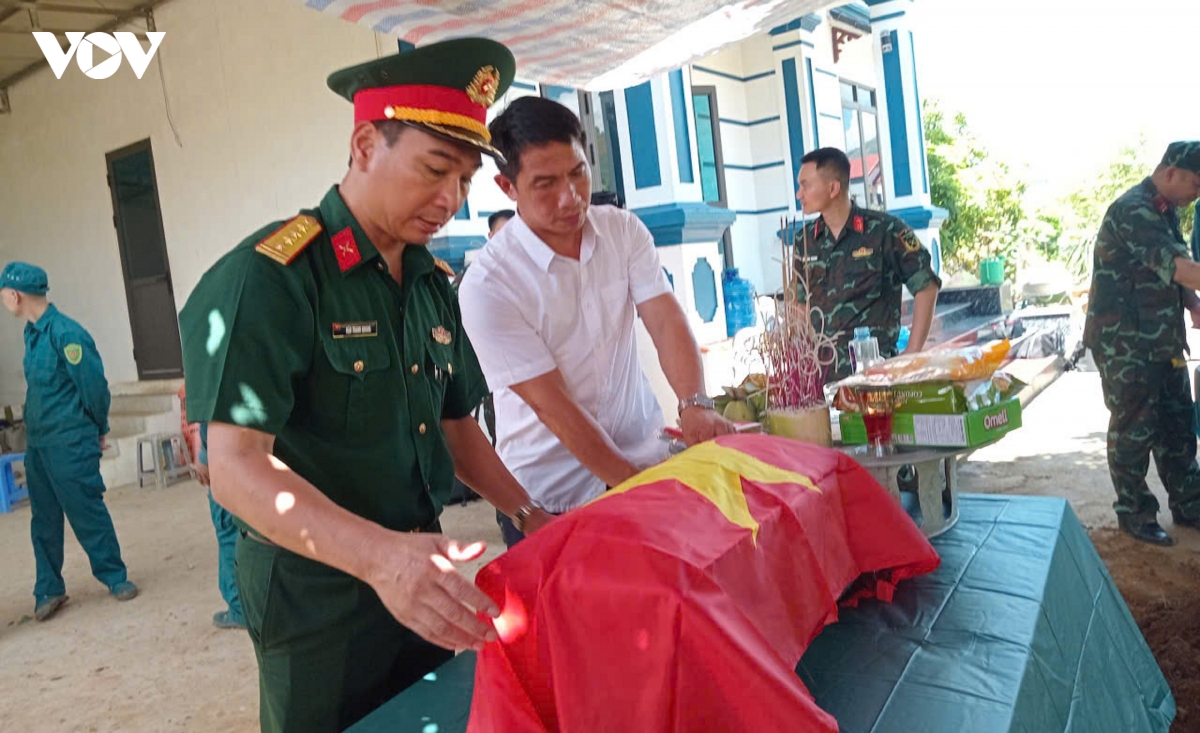 son la quy tap 2 hai cot liet si tu thong tin nhan chung hinh anh 1