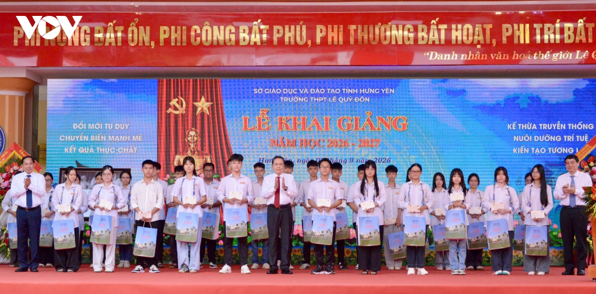 chu tich quoc hoi du le khai giang nam hoc moi tai hung yen hinh anh 9