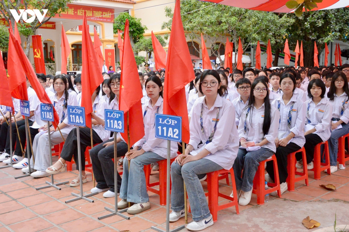 chu tich quoc hoi du le khai giang nam hoc moi tai hung yen hinh anh 5