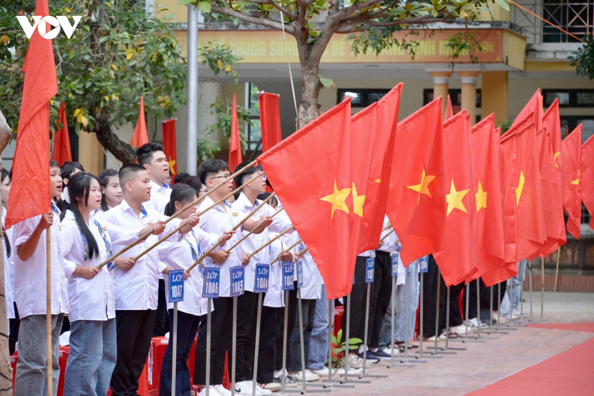 chu tich quoc hoi du le khai giang nam hoc moi tai hung yen hinh anh 4