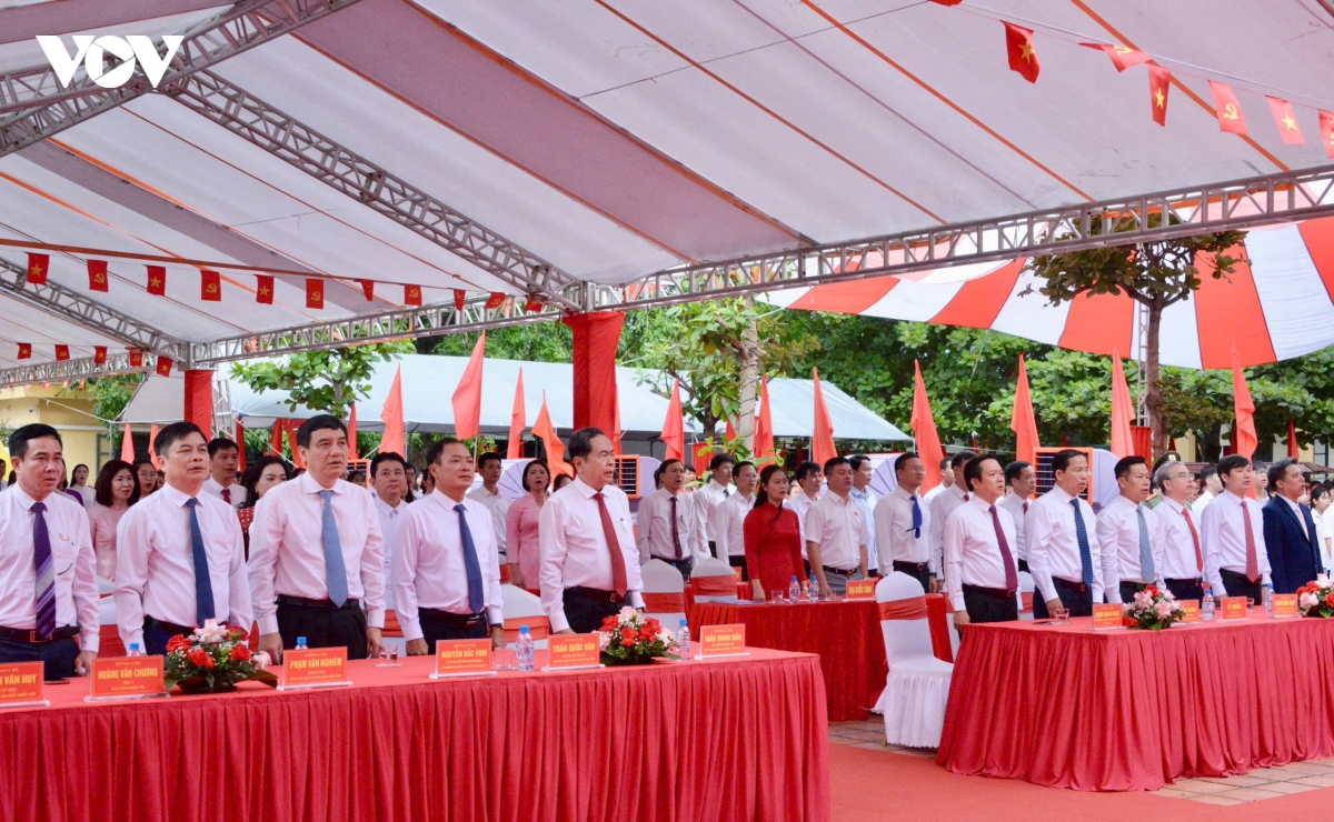 chu tich quoc hoi du le khai giang nam hoc moi tai hung yen hinh anh 7