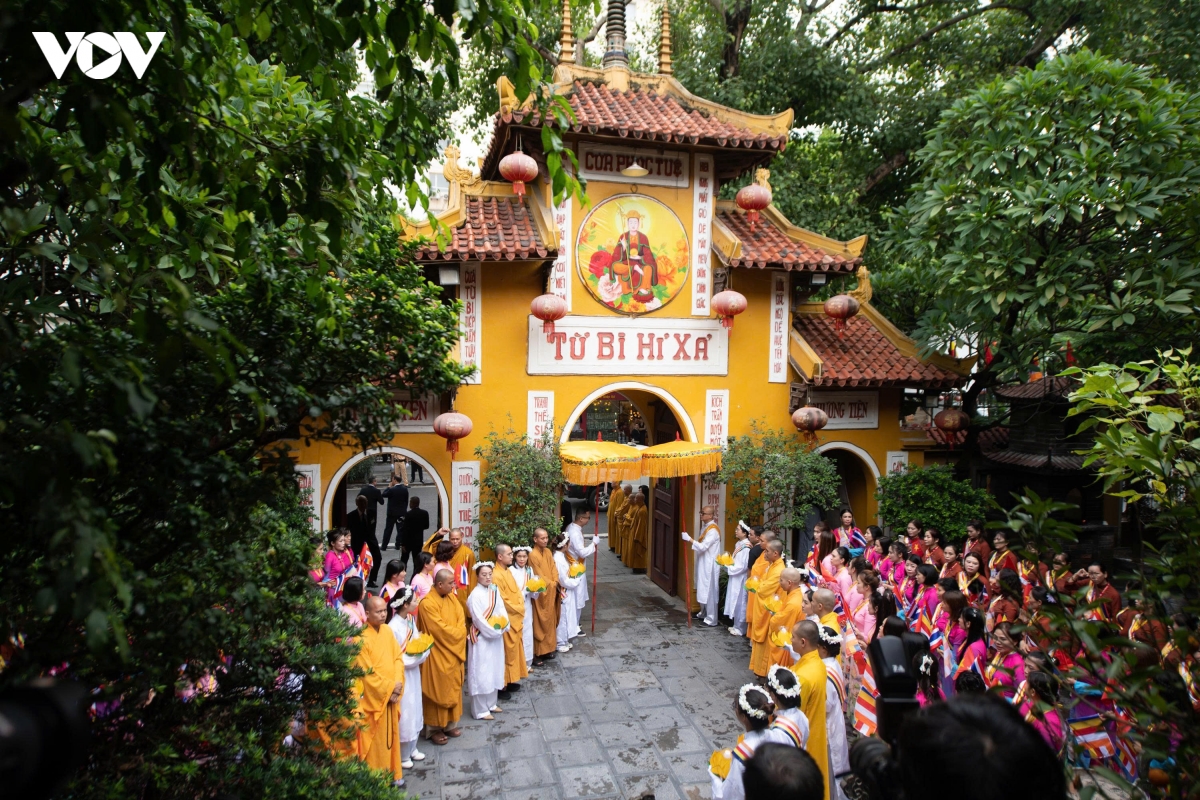 nha vua thai lan va hoang hau du le cau an tai chua quan su hinh anh 3