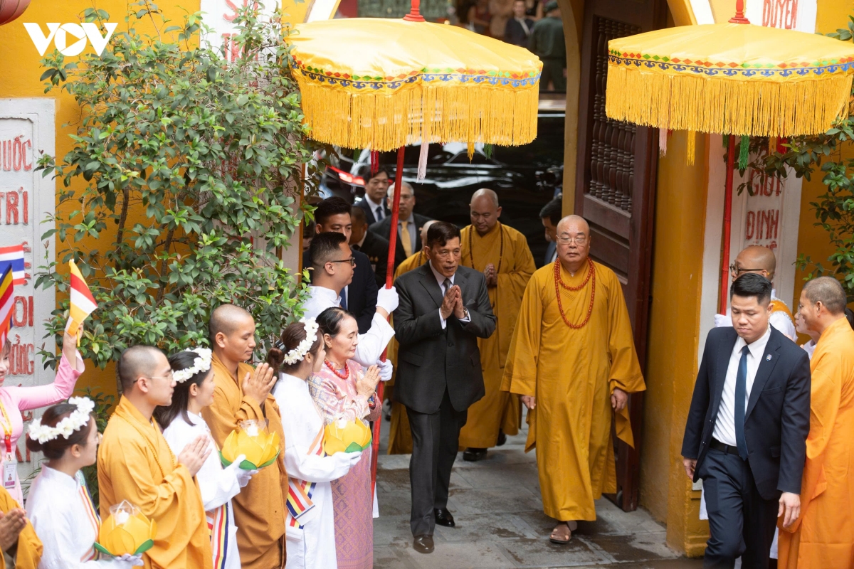 nha vua thai lan va hoang hau du le cau an tai chua quan su hinh anh 1