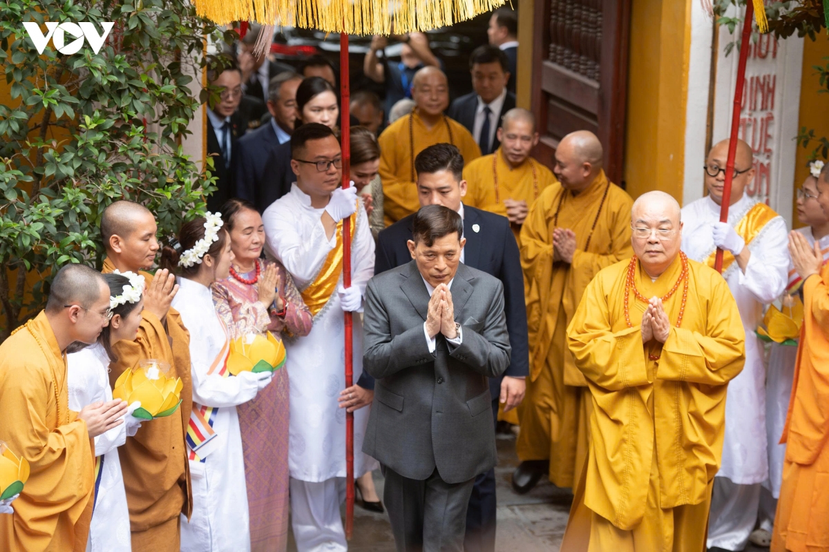 nha vua thai lan va hoang hau du le cau an tai chua quan su hinh anh 2