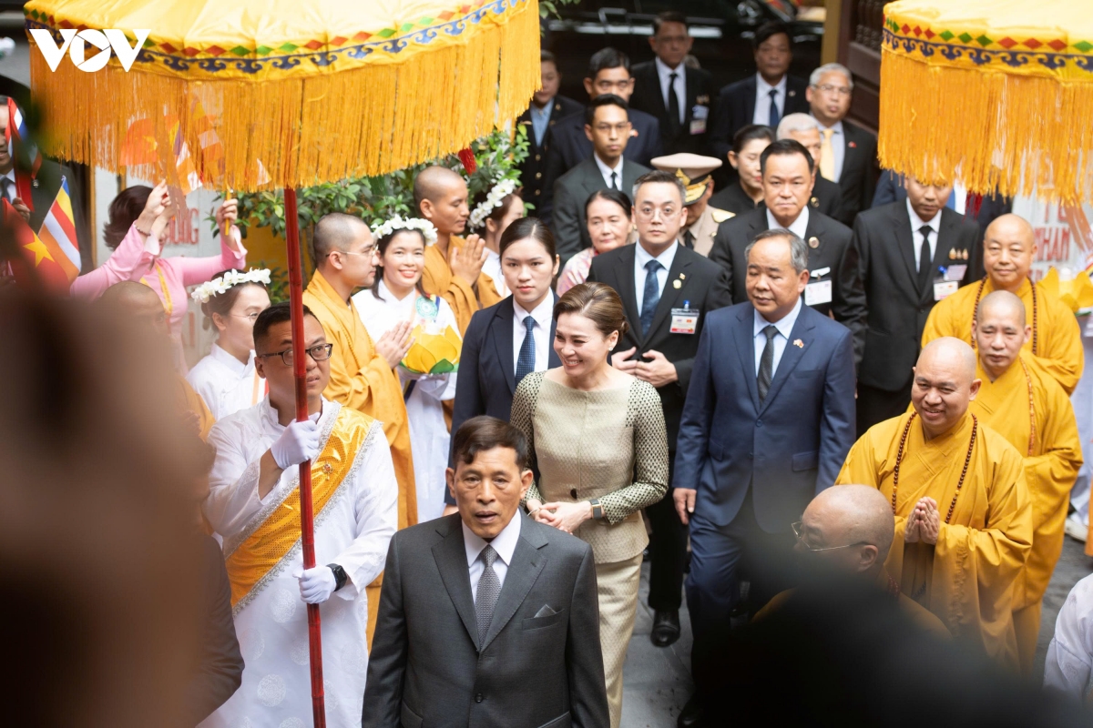 nha vua thai lan va hoang hau du le cau an tai chua quan su hinh anh 4