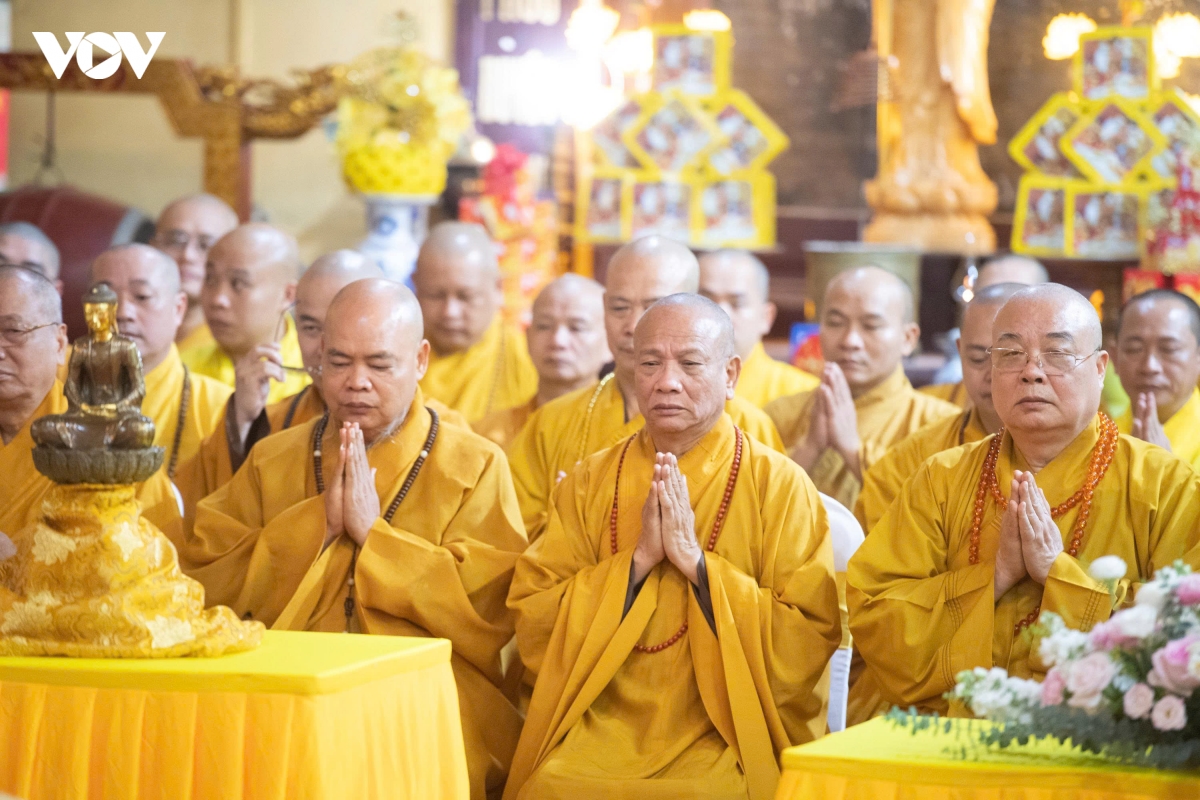 nha vua thai lan va hoang hau du le cau an tai chua quan su hinh anh 5