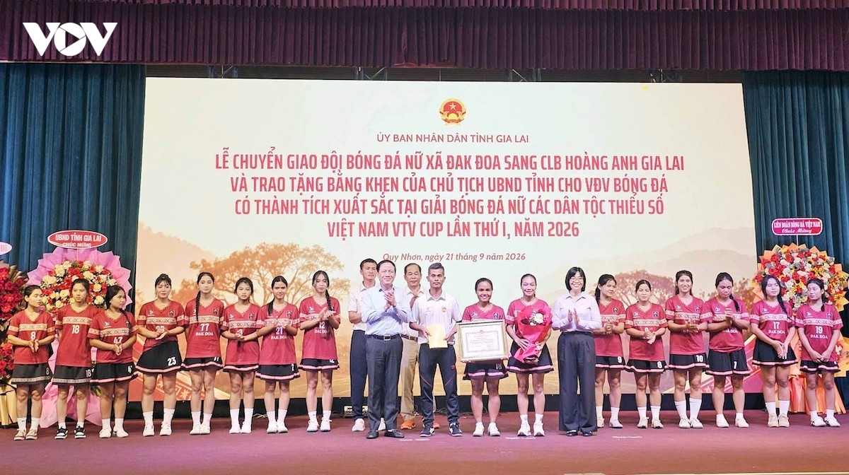 Doi bong da nu Dak Doa duoc chu tich ubnd tinh gia lai tang bang khen hinh anh 1