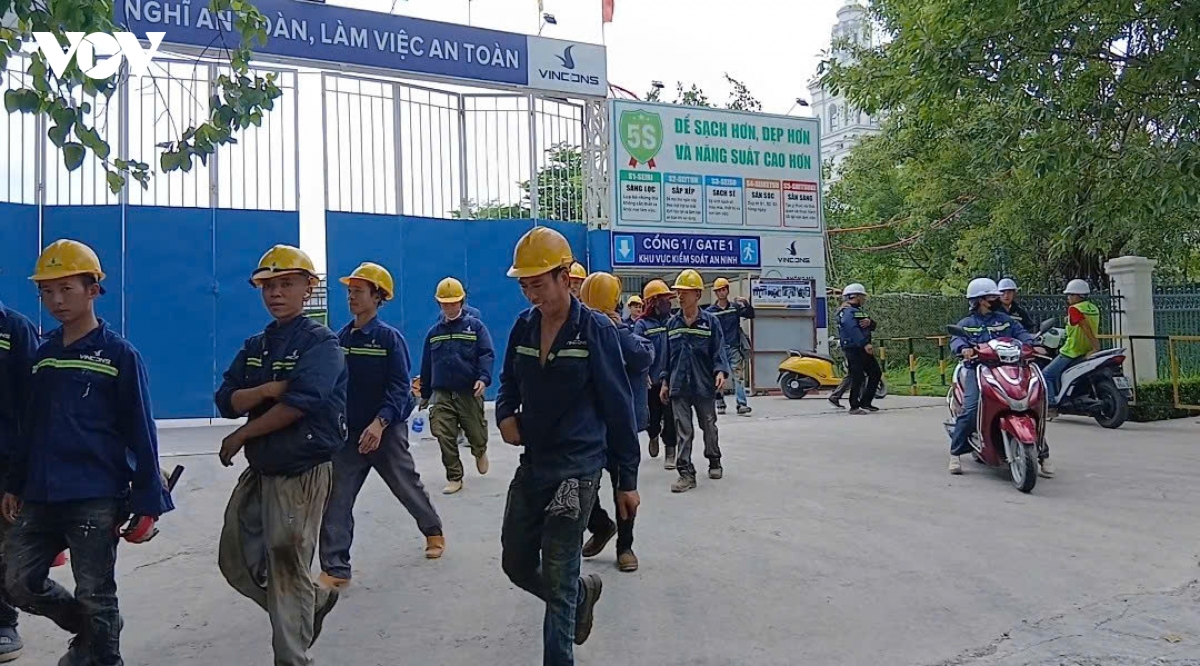 Lương gần 1 triệu đồng/ngày, công nhân xây dựng “đắt” việc