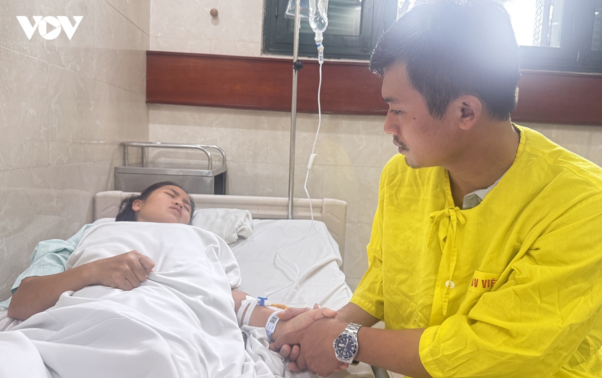 co giao bi nan khi lao ra cuu be 2 tuoi, dau dau mong ngay tro ve hinh anh 1