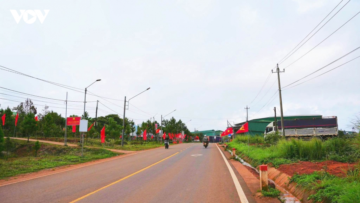 sac co to quoc ruc do tu pho thi den bien cuong lam Dong hinh anh 7