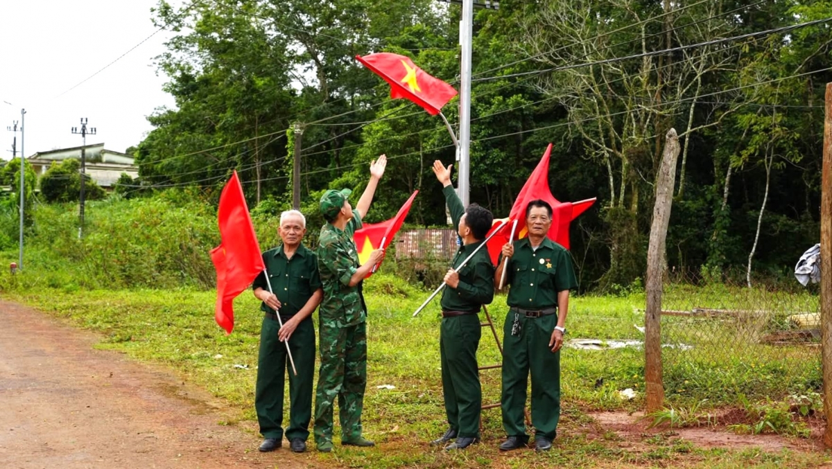 sac co to quoc ruc do tu pho thi den bien cuong lam Dong hinh anh 8