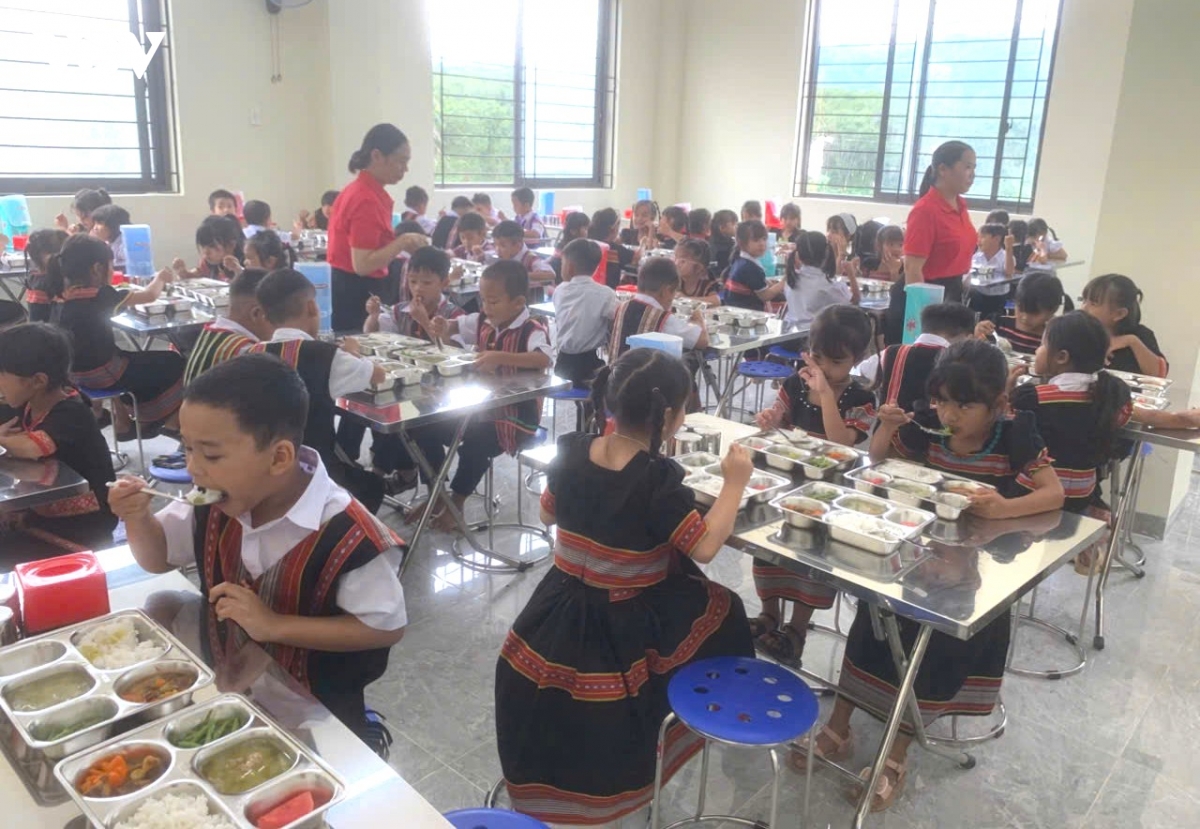 cham soc ban tru hoc sinh lop 1 o truong lien cap vung bien gioi quang ngai hinh anh 3