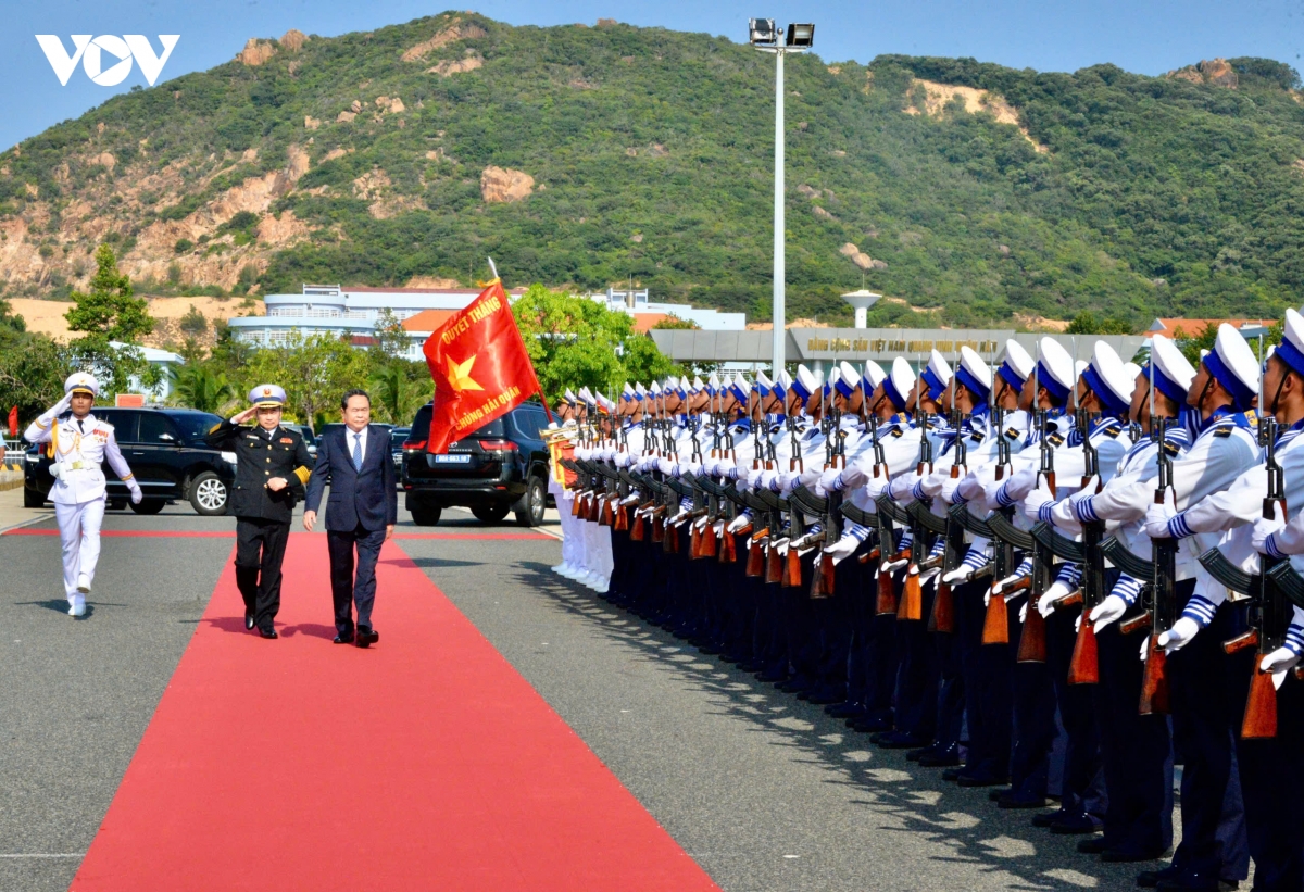 chu tich quoc hoi lam viec voi quan chung hai quan va khao sat lu doan tau ngam 18 hinh anh 1