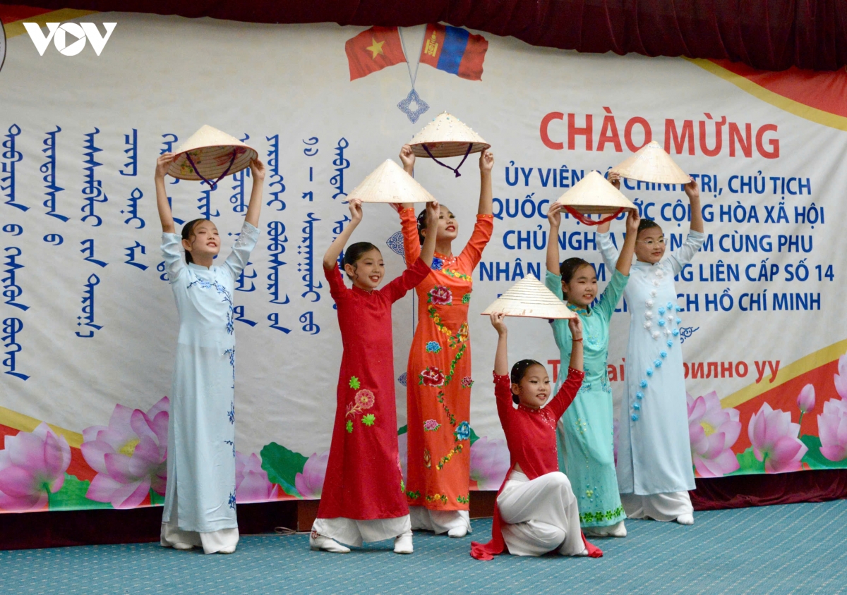 chu tich quoc hoi va phu nhan tham truong mang ten chu tich ho chi minh o mong co hinh anh 10