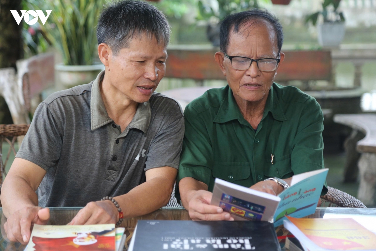 tu ba lo o chien truong den tu sach noi que nha hinh anh 4