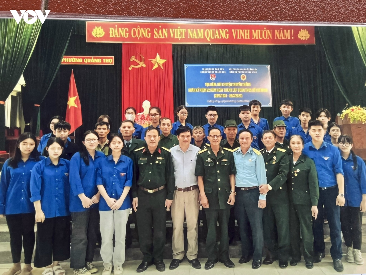 tu ba lo o chien truong den tu sach noi que nha hinh anh 5