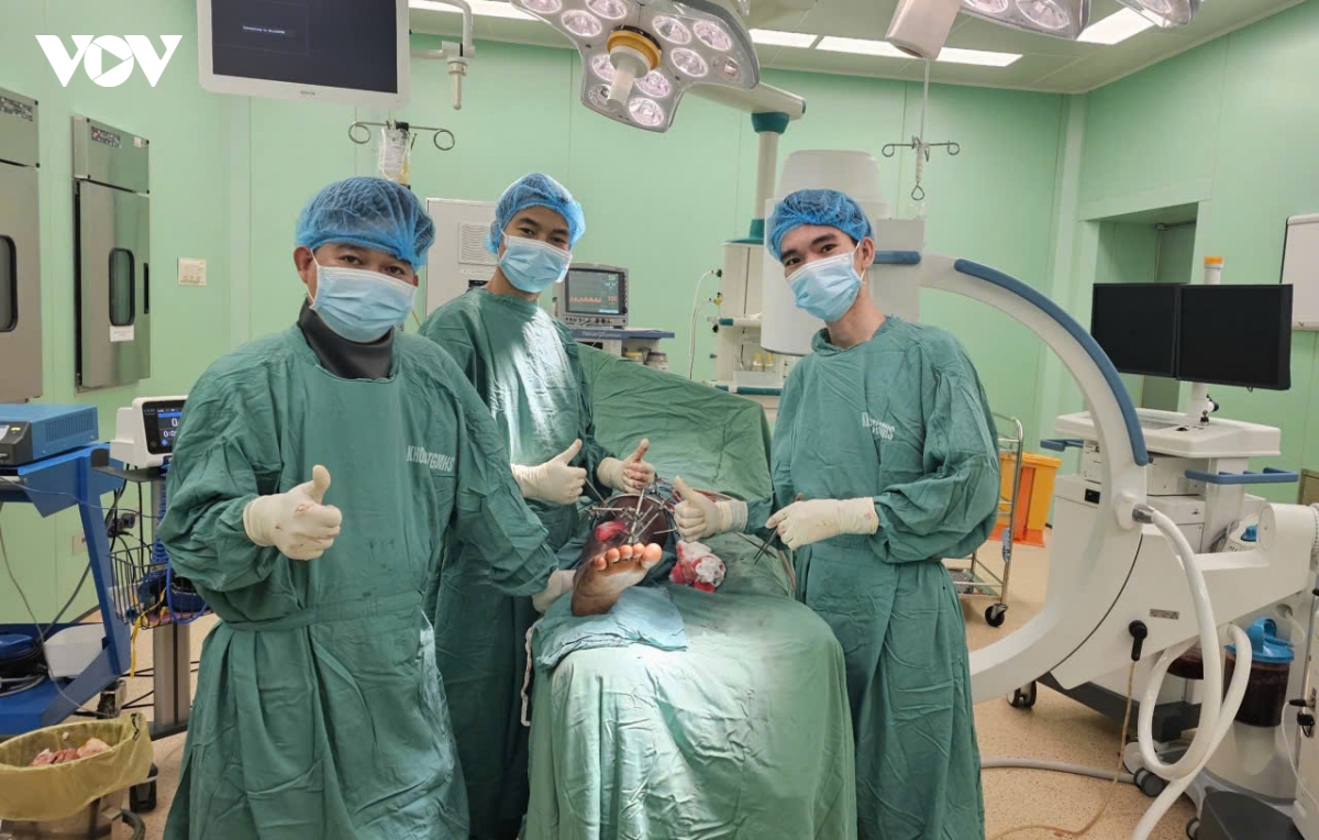 Ngư dân bị cáp tời cuốn nát chân được phẫu thuật nối kịp thời