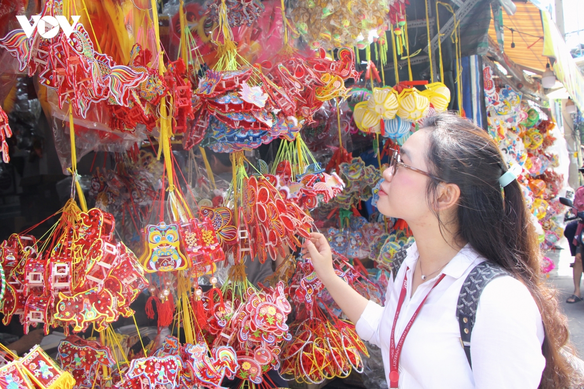 lang long den phu binh, tp.hcm diu hiu can trung thu, suc mua giam hinh anh 4