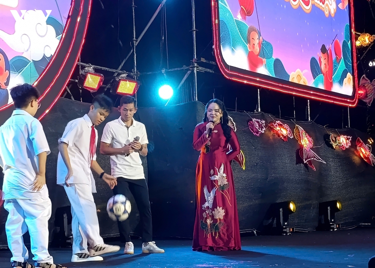 ruc ro sac mau tai dem hoi trang ram thu fest - bai chay 2026 hinh anh 6