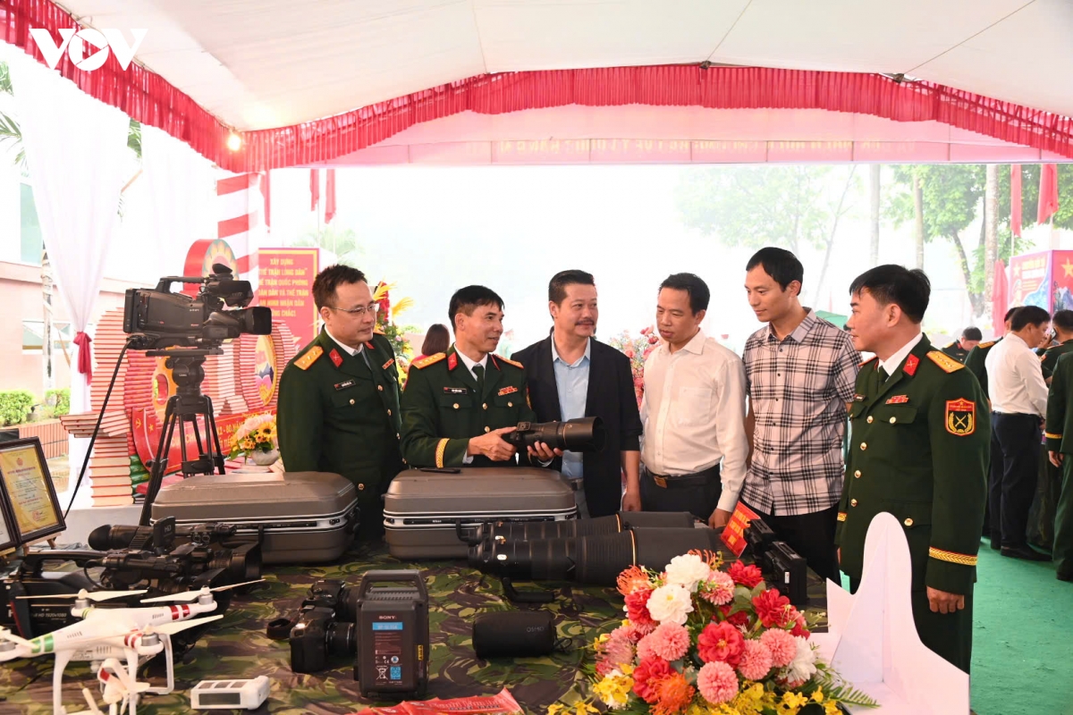 cuc chinh tri quan khu 2 don nhan huan chuong quan cong hang ba hinh anh 4