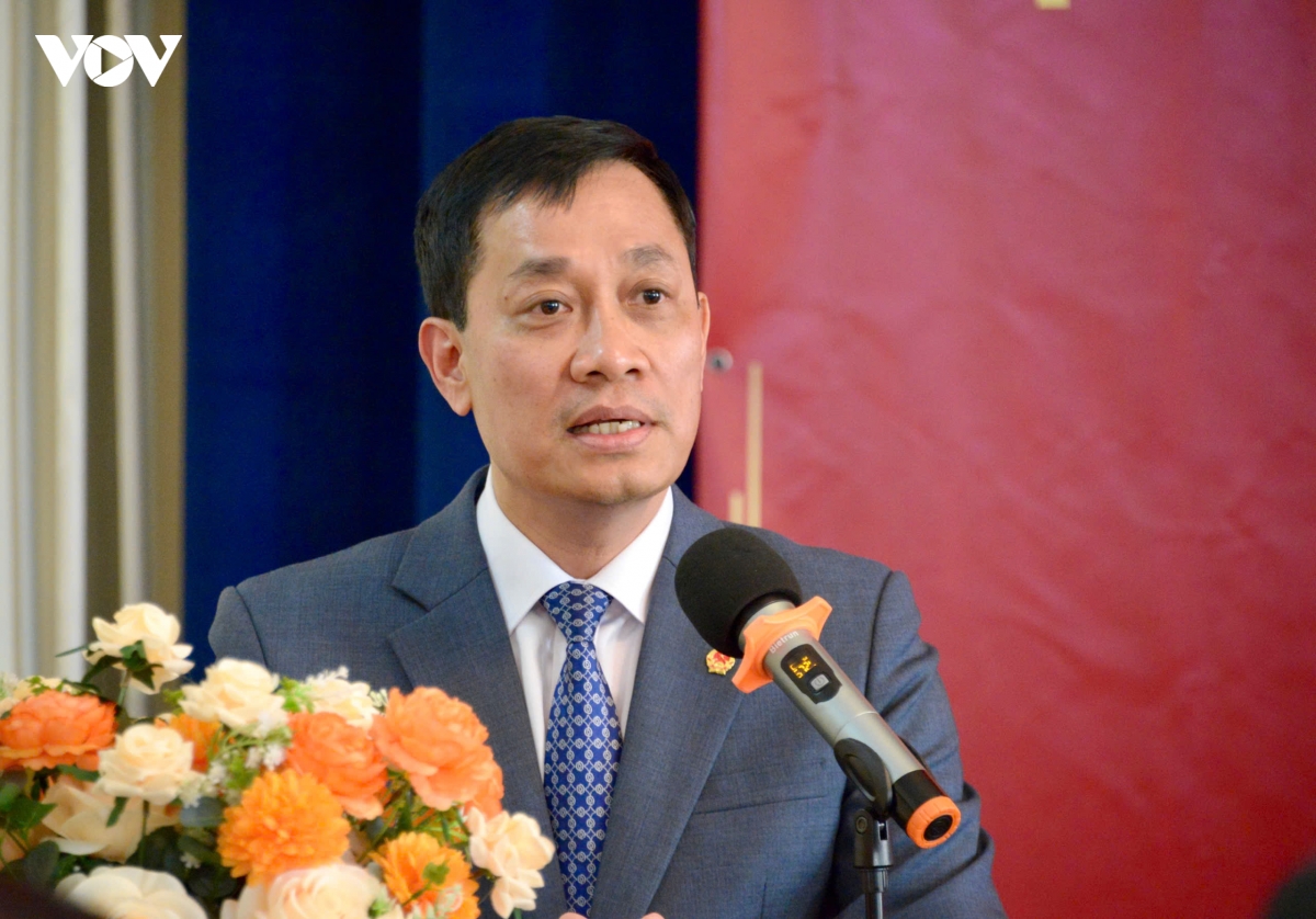 chu tich quoc hoi tran thanh man gap go cong dong nguoi viet nam tai mong co hinh anh 3