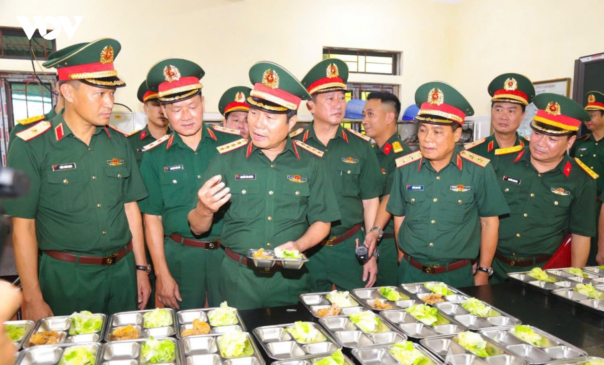 Dai tuong nguyen tan cuong lam viec voi bo tu lenh quan khu 1 hinh anh 3