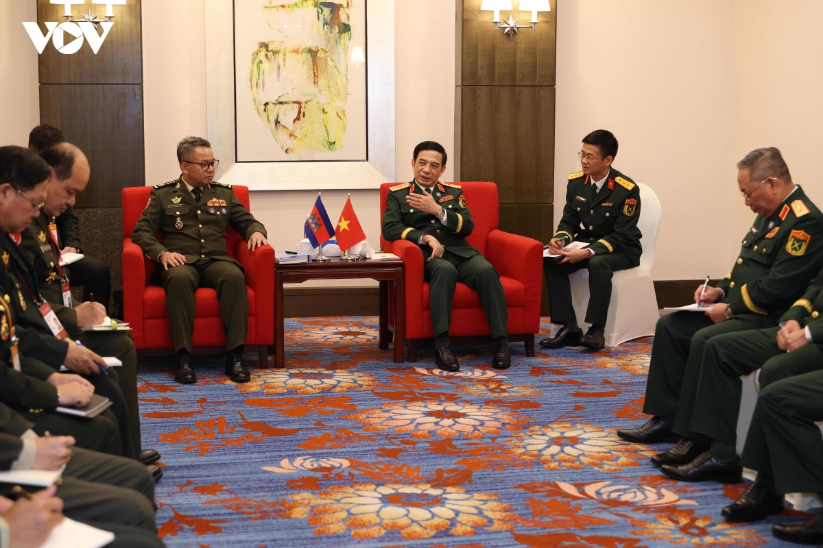 Dai tuong phan van giang gap song phuong lanh dao quan doi cac nuoc hinh anh 2