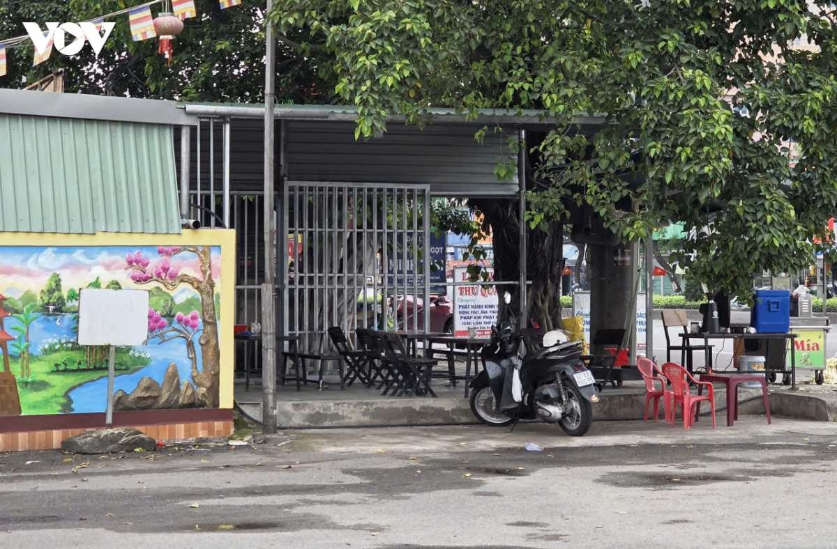 Lập biên bản nhưng chưa xử lý, đất công dọc Quốc lộ 51 TP.HCM thành quán nước
