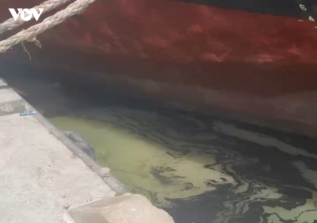 quang ngai tau truong hai 01 xa nuoc nhiem dau xuong vung nuoc cang dung quat hinh anh 1