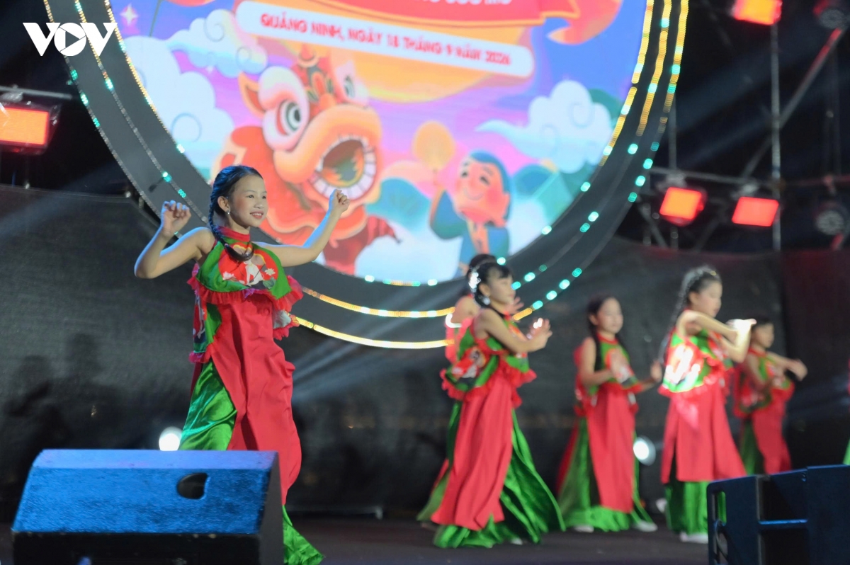 ruc ro sac mau tai dem hoi trang ram thu fest - bai chay 2026 hinh anh 5