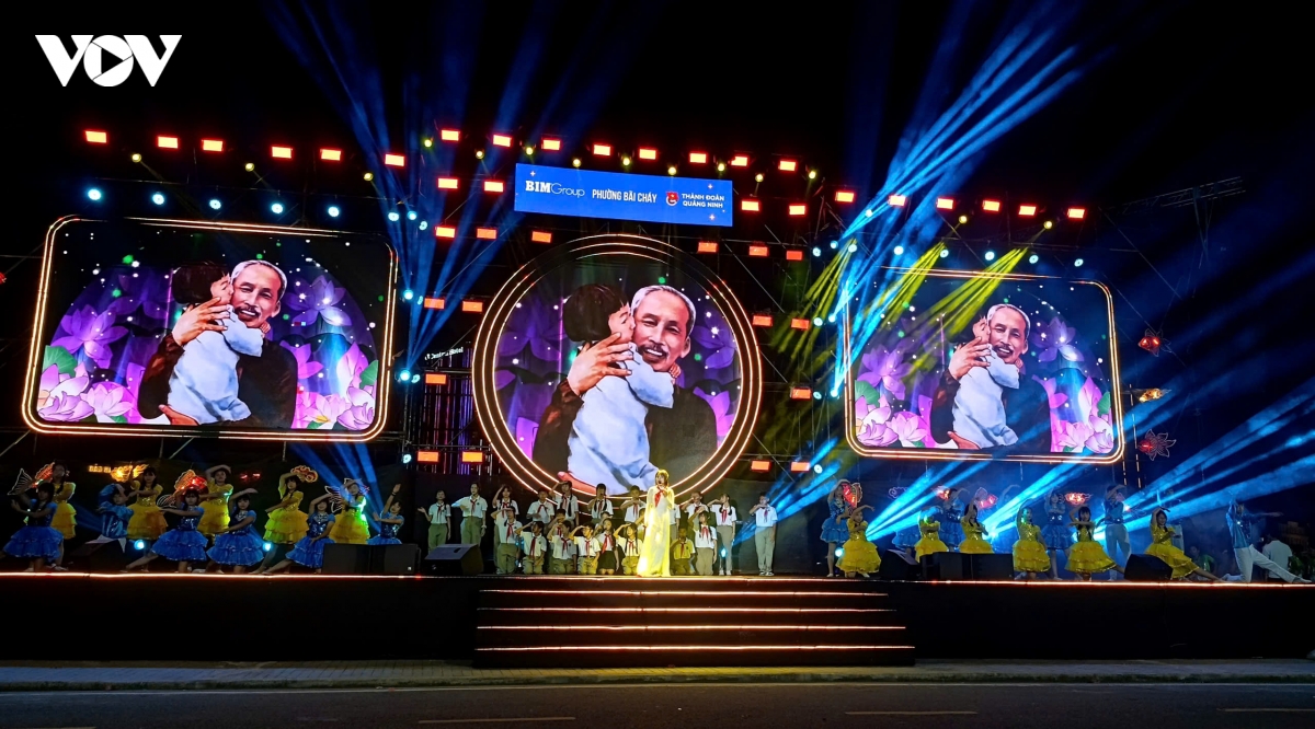 ruc ro sac mau tai dem hoi trang ram thu fest - bai chay 2026 hinh anh 2