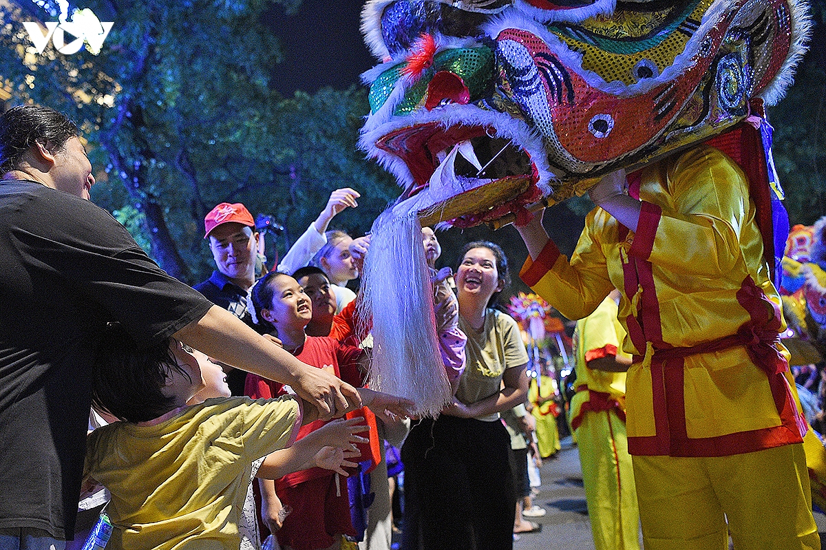 tet trung thu ron rang, lung linh trong Dem hoi trang ram 2026 ben ho guom hinh anh 14