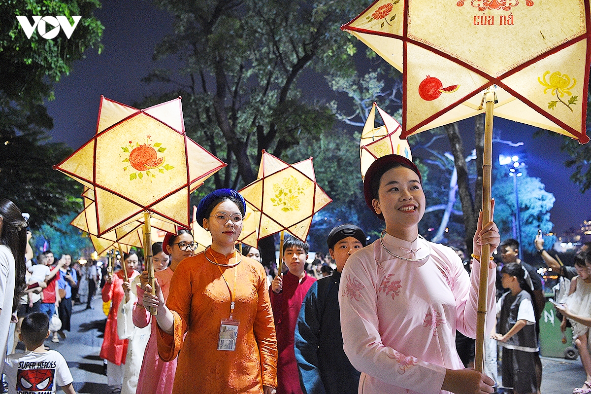 tet trung thu ron rang, lung linh trong Dem hoi trang ram 2026 ben ho guom hinh anh 7