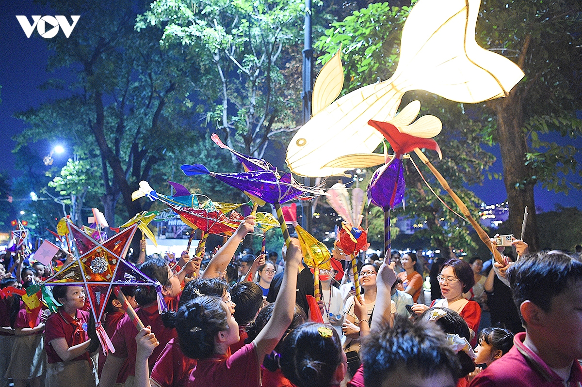 tet trung thu ron rang, lung linh trong Dem hoi trang ram 2026 ben ho guom hinh anh 16