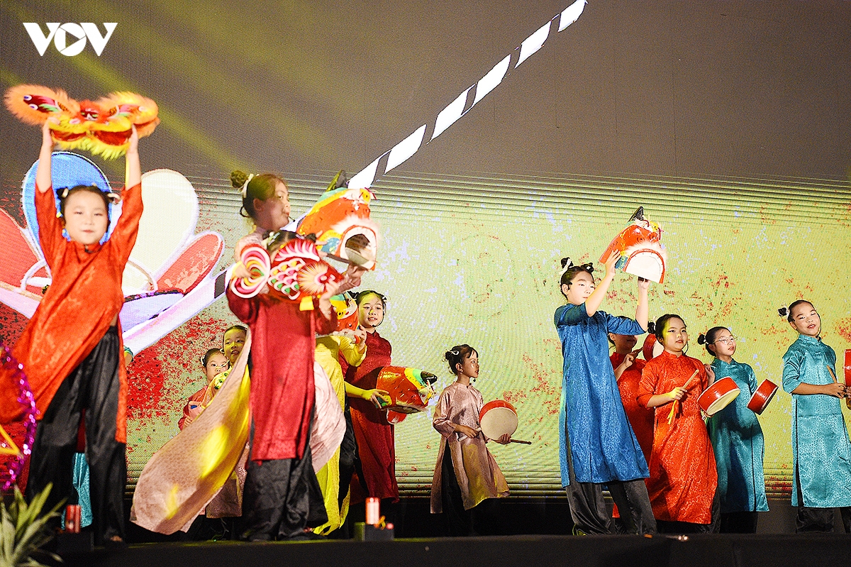 tet trung thu ron rang, lung linh trong Dem hoi trang ram 2026 ben ho guom hinh anh 1