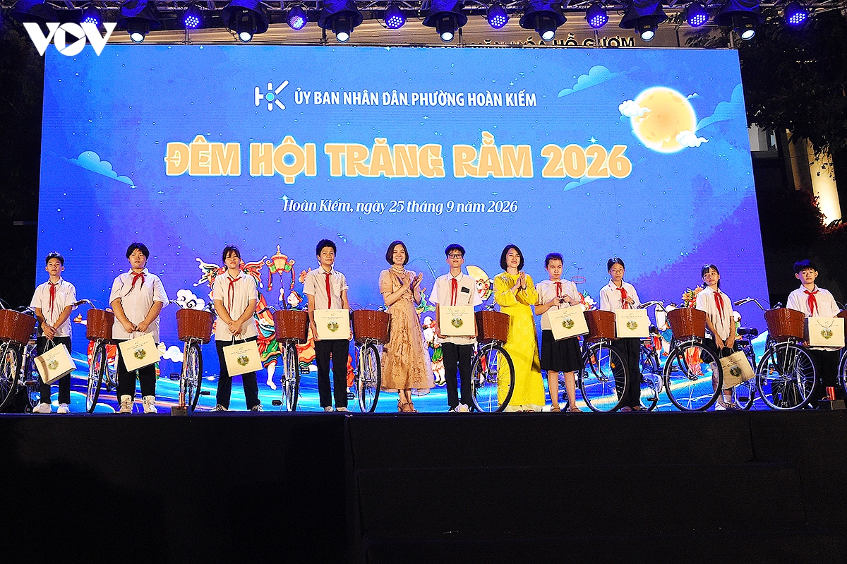 tet trung thu ron rang, lung linh trong Dem hoi trang ram 2026 ben ho guom hinh anh 4