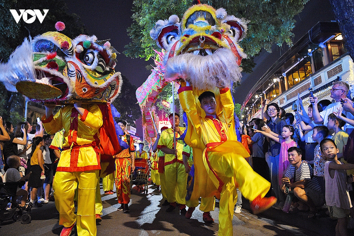 tet trung thu ron rang, lung linh trong Dem hoi trang ram 2026 ben ho guom hinh anh 11