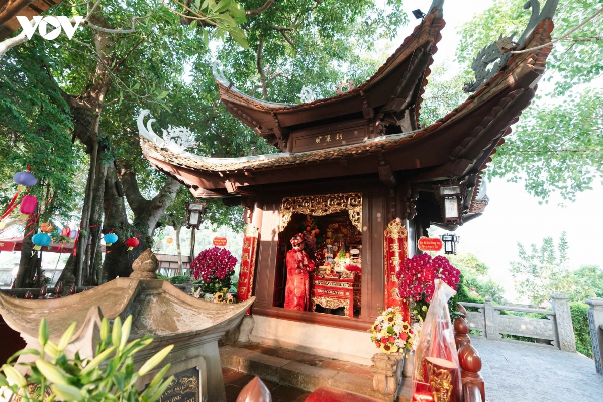 Dong dao nguoi dan, du khach ve du le hoi Den cua Ong hinh anh 2