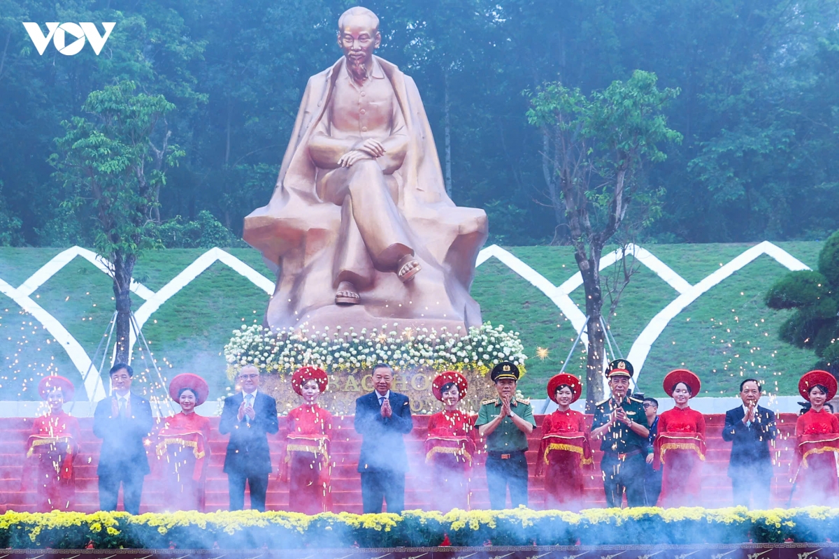 tong bi thu, chu tich nuoc to lam du le ky niem 72 nam ngay bac ho ve tham Den hung hinh anh 7