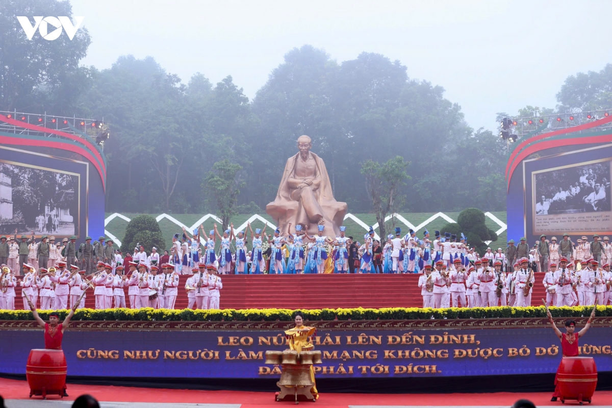 tong bi thu, chu tich nuoc to lam du le ky niem 72 nam ngay bac ho ve tham Den hung hinh anh 5