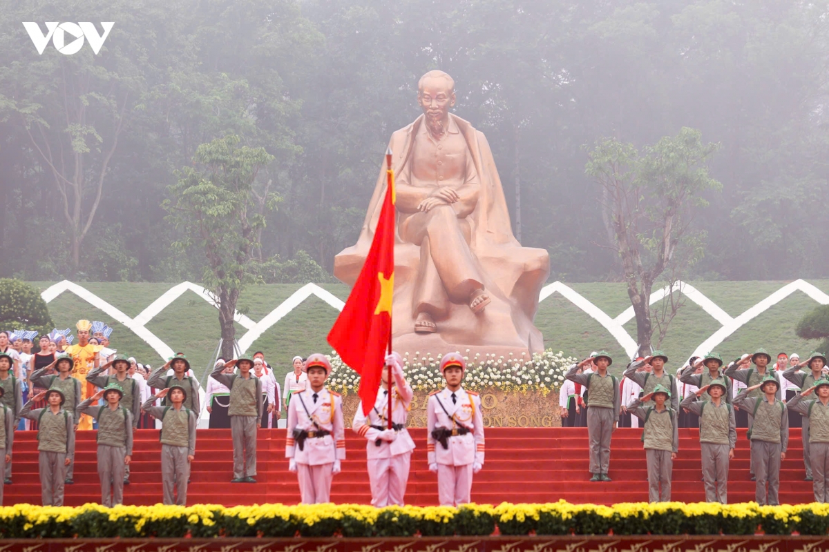 tong bi thu, chu tich nuoc to lam du le ky niem 72 nam ngay bac ho ve tham Den hung hinh anh 9