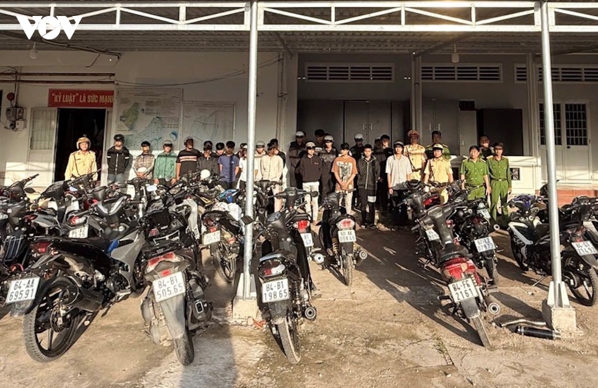 ngan chan kip thoi nhom thanh nien tu tap di bao ven bien ba Dong, vinh long hinh anh 2